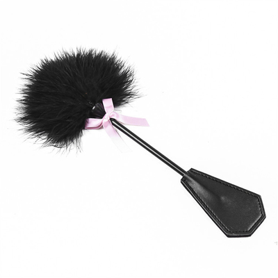 Achtersteenstimulator Sens Training Dubbel gebruik Pelzige veer Lederaad met roze Kindky Bowknot Flirterende slavernij